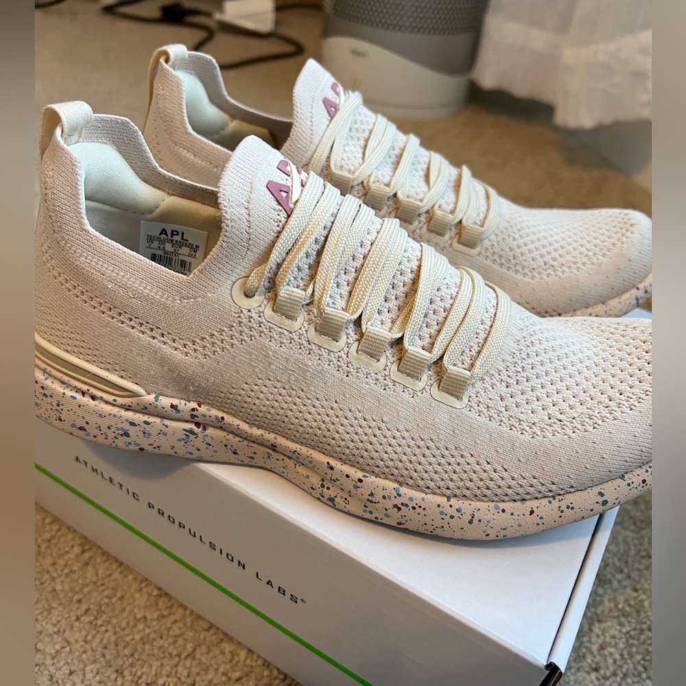 APL techloom breeze - worn once. Fit is more for a 6 or small 6 1/2